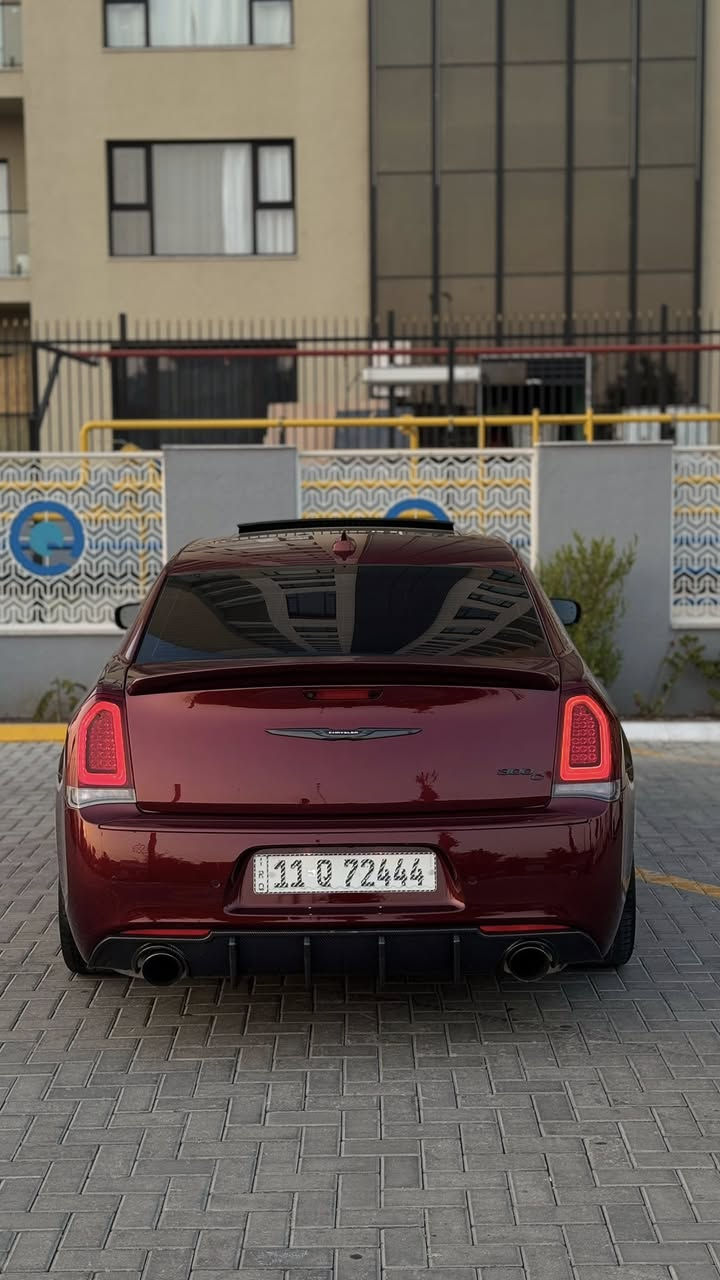 السلام عليكم كرايسلر SRT – Last Call موديل 2023
المحرك: V8 سعة 6.4 لتر (6,400 سي سي) – SRT

اللون: كرزي 

العداد: 11,000ميل 

الرقم: بغداد باسمي

الفئة: أعلى فئة – مواصفات خاصة

الموقع: بغداد

أهم المواصفات المتوقعة لكرايسلر SRT 2023 Last Call (أعلى فئة):

الاضافات :

اكزوز كورسا

تفريغ +برمجة 

ولف حماوه ريسنك حماوه ربع

اوركل بجم كامل متحرك 

الأداء:

محرك HEMI V8 سعة 6.4 لتر بقوة تقريبية 485 حصان.

ناقل حركة أوتوماتيكي 8 سرعات مع نظام تبديل السرعات من المقود.

نظام دفع خلفي

ويالهSRT رياضية قياس 20 إنش.

أضواء LED أمامية وخلفية مع إضاءة نهارية.

فتحات تهوية على غطاء المحرك لزيادة التبريد.

مقاعد جلد هلكات ، تبريد وتدفئة للمقاعد الأمامية +تدفئة للمقاعد الخلفيه.

شاشة وسطية Uconnect قياس 8.4 – 10.1 إنش (حسب النسخة) مع دعم Apple CarPlay و Android Auto.

عدادات رقمية SRT مع أوضاع قيادة رياضية (Track, Sport, Auto).

نظام صوتي فاخر Harman Kardon أو Alpine (19 سماعة).

مقود رياضي مسطح من الأسفل مع تحكمات متعددة.

السلامة والمساعدة:

نظام تحذير من التصادم الأمامي (FCW).

نظام مراقبة النقطة العمياء (Blind Spot Monitoring).

حساسات أمامية وخلفية + كاميرا رؤية خلفية.

نظام مانع انزلاق + تحكم إلكتروني بالثبات.

صبغ جاملغ وبنيد فقط

المكان بغداد

للاستفسار 

***********
