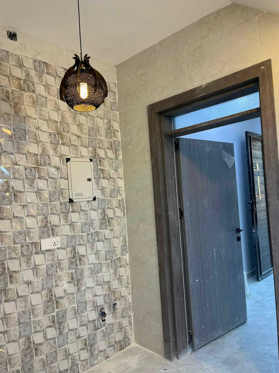 سلام عليكم
بيت 🏠 للبيع 
مساحه ٥٠م
واجه ٥نزال ١٠ على شارع عرض ١٢م تجاري 
البيت طابقين يحتوي على ٢غراف نوم 🛌 
+حمام +مطبخ +استقبال البيت كامل مفتاح بدون اي نقص 
موقع البيت الدوره البوعيثه مجمع العدل الثاني كامل خدمات ماء 💧 كهرباء ⚡️ تبليط 
للستفسار اكثر اتصل ***********
