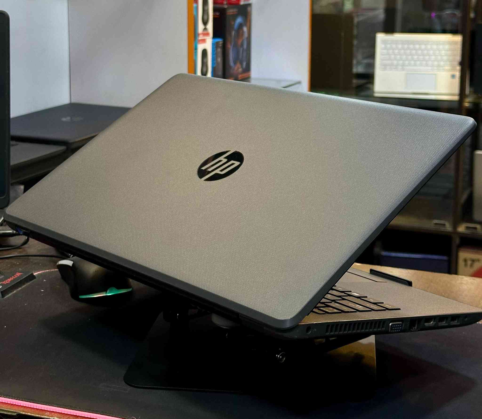 لابتوب HP 250 G6 (المعروف بالسرعة و خفة الوزن)

كور i5 الجيل السابع - هرتزية قوية 2.50 

رام 8 كيكا DDR4 

هارد 256 SSD 

كارت شاشة Intel UHD Graphics 620 حجم 4 كيكا 

كيبورد عربي انكليزي

شاشة 15.6 FHD 

#السعر 245 ألف مع: (الشاحن + حقيبة + ماوس + ماوس باد + هدفون)

بغداد شارع فلسطين (توصيل #مجاني بكل العراق)

*********** (موجود واتساب)

🔺 #ملاحظة: اللابتوب مع الملحقات يوصلك داخل كرتونه، بكل عنايه وأناقة (مثل الجديد بالضبط)
