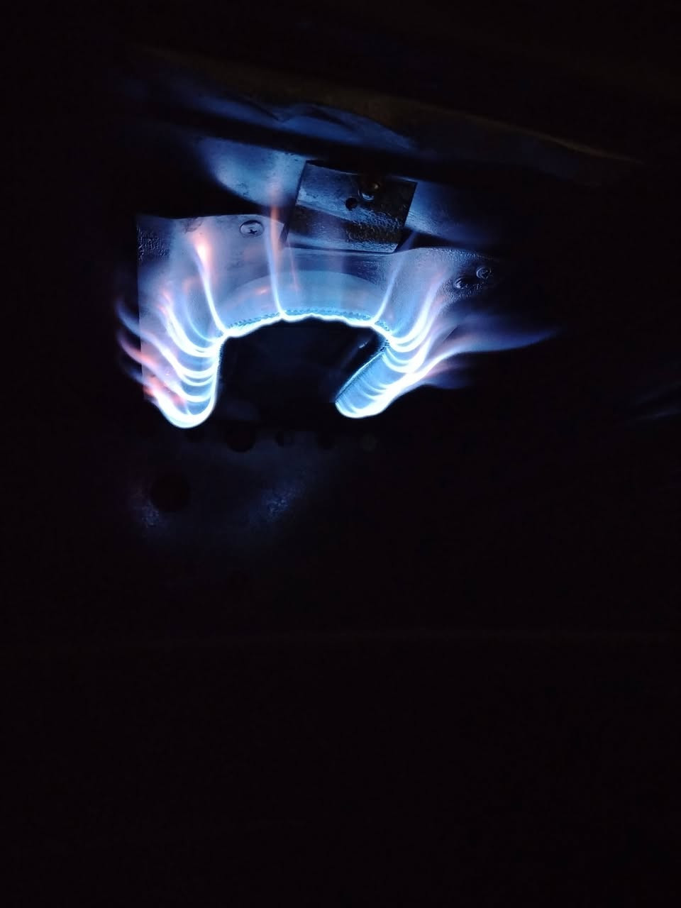 طباخ مصري ٤ عيون نضيف وشغال
نضام بوراي. فرن خطين
السعر ١٠٠
العنوان كراج الشمال 
لتواصل ***********
