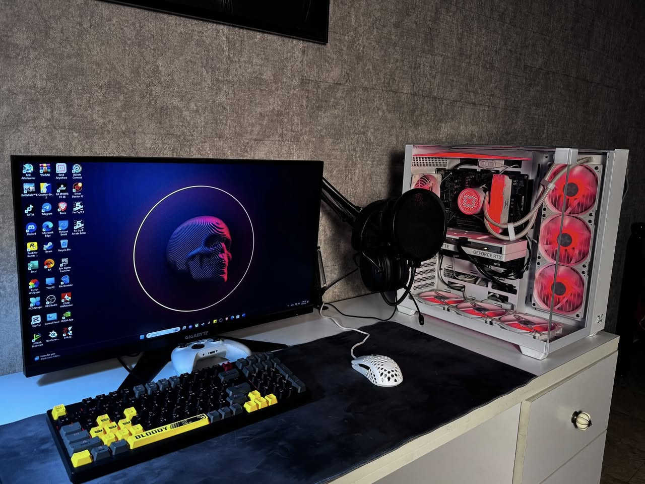 🔥 للبيع Setup Gaming كامل بحالة ممتازة – استعمال 9 اشهر
‎للبيع جهاز ألعاب قوي + كامل الإكسسوارات، نظيف جداً وبدون أي مشاكل.
‎الشاشة تم استبدالها قبل شهر بنفس النوع (جديدة ).

‎💻 **مواصفات الجهاز:**
‎• لوحة أم: GIGABYTE B550M K
‎• معالج: AMD Ryzen 5 5600X
‎• كرت شاشة: GIGABYTE RTX 4060 EAGLE OC ICE 8G
‎• رام: 32GB (8×4) T-Force 3600MHz RGB
‎• تخزين: Lexar M.2 NVMe 1TB
‎• مزود طاقة: 650W
‎• تبريد مائي 360mm
‎• كيس أبيض Arctic

‎🖥 **الشاشة:**
• GIGABYTE G27F2 ( 170 hz ) (مستبدلة قبل شهر)

🔋 **UPS:**
• FSP Champ 1KVA

‎🎮 **الإكسسوارات:**
‎• يد تحكم Xbox أصلية (عدد 1)
‎• كيبورد Bloody S98 Red Switch
‎• ماوس Cooler Master MM710
‎• هيدست ASUS Gaming
‎• مكتب 180 سم × 70 سم (6 جرارات – لون أبيض)
‎• كرسي مكتبي أسود ماش

‎🎯 الجهاز يشغل جميع الألعاب الحديثة بأداء ممتاز على 1080p و 2K.

‎💰 السعر المطلوب: 1,750,000 بيها مجال بسيط جداً
‎📍 البيع للجادين فقط
‎ملاحظة ؛ (( البيع شامل البيسي و باقي الملحقات ))

‎للتواصل خاص.


**إذا كنت صاحب هذا الإعلان وتريد حذفه لأي سبب، رجاءا أرسل رسالة إلى الدعم الفني**