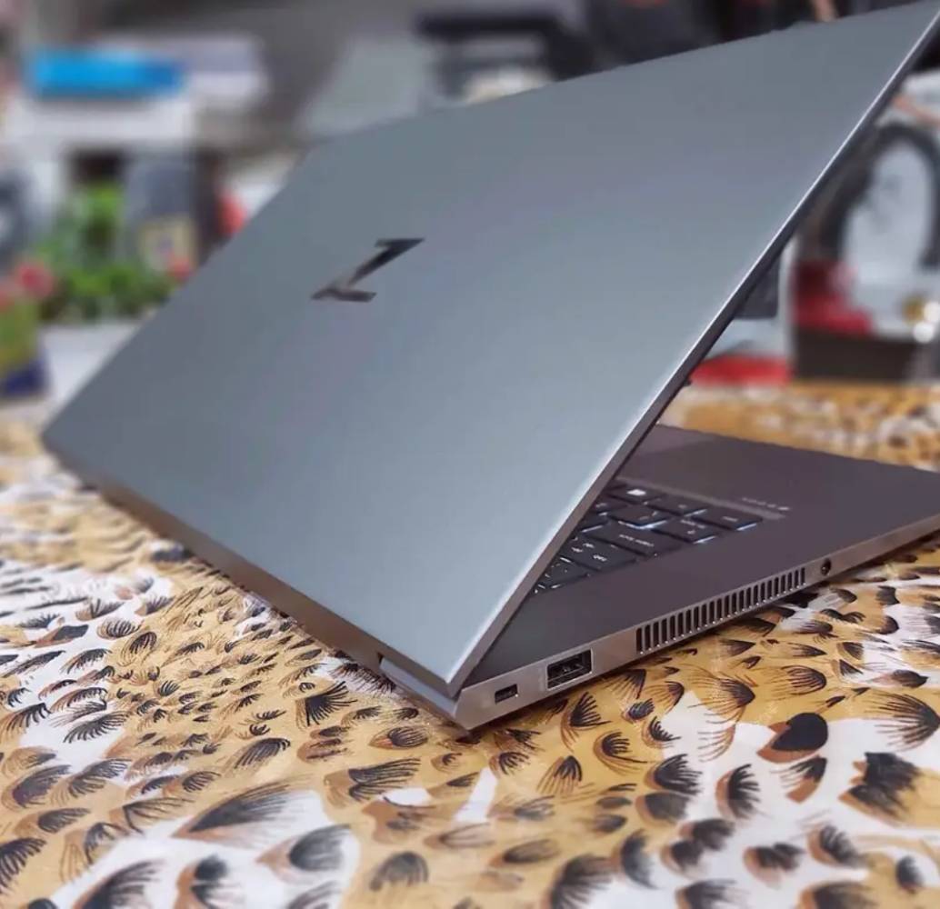 💎 HP ZBook Studio G7 | تحفة الإنتاج والتصميم وأدق شاشة في العالم 💎
لكل المخرجين، صناع المحتوى وصناع فيديوهات الـ 4K والـ 8K، والمصممين المحترفين.. إذا كنت تبحث عن لابتوب يجمع بين الأناقة الفائقة وأرفع هيكل ألترا بوك مع أعلى مواصفات مرعبة، فهذه النسخة الخاصة (Studio) صُممت لتكون استثمارك الأفضل.
🚀 مواصفات الإصدار الخاص والفاخر (The Masterpiece):
الشاشة الأسطورية (الميزة القاتلة): قياس 15.6 إنش بدقة 4K ألترا اتش دي - الشاشة الأرقى في العالم من حيث عمق الألوان والوضوح، تعطيك ألواناً حقيقية 100% معتمدة لرؤية كل تفصيلة في التصميم والمونتاج.
الذاكرة (RAM): سعة 32GB DDR4 - مساحة عملاقة تتيح لك فتح أضخم المشاريع الهندسية وملفات الفيديو الثقيلة بنفس الثانية بدون أي رمشة.
التخزين الأضخم عالمياً: هارد 1TB NVMe SSD (مساحة 1000 جيجابايت) - سرعة خارقة ومساحة ضخمة جداً لحفظ كل أعمالك ومشاريعك بدون الحاجة لهارد خارجي.
المعالج: Intel® Core™ i7-10th Gen (فئة H القوية جداً) - أداء جبار مخصص للأحمال الثقيلة والكرف المستمر.
كرت الشاشة الخارجي: NVIDIA® Quadro® T1000 بسعة 4GB فعلي (+ 16GB مدمج) - الفئة المعتمدة من شركة Adobe والبرامج الهندسية لضمان أعلى استقرار ومنع الخروج المفاجئ أثناء العمل.
💰 السعر: 930,000 دينار عراقي فقط! وبي مجال بسيط💰
(سعر لقطة حقيقية.. جهاز بشاشة 4K، رام 32GB، وهارد 1TB سعره بالوكالة أضعاف هذا الرقم!)