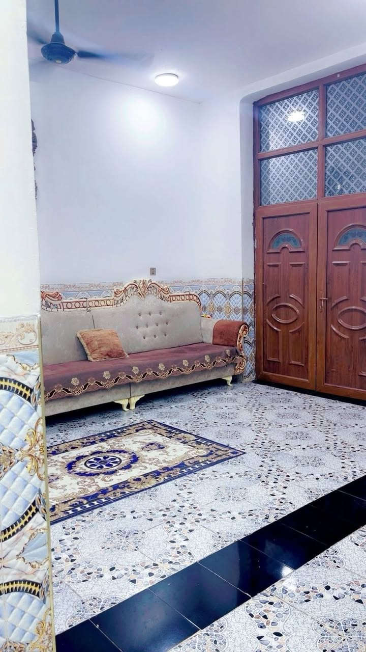 دار طابقين مسلح في الجمعية طابو صرف
قرب مدرسة خالد بن الوليد 
المساحة/ 175 متر
الوجه/ 7.10 متر
الشارع/ 10 متر تبليط
* البناء حجر وسمنت سنة 2023 *
الدار يحتوي على/
اربع غرف نوم وصالتين ومطبخ
واربع مجمعات صحية ومناور عدد 2
* الارضية سيراميك
* المطبخ والصحيات فرفوري
* حزام سيراميك 1.20 متر
السعر/ 185 مليون وبيه مجال
للاستفسار 
مكتب ابو مصطفى للعقار في الرمادي حي المعلمين 
قرب فلكة الفرسان مقابل مصرف الخليج التجاري 
هاتف 
محمد  ***********
مثنى  ***********
ابو مصطفى ***********
يتوفر (واتساب) على نفس الارقام
