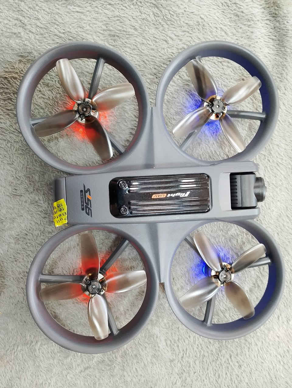 Drone S156
الكاميرا: تأتي مزودة بكاميرا عالية الدقة HD 1080.
جهاز التحكم: يحتوي على شاشة مدمجة لعرض البث المباشر.
المميزات: تتضمن ميزات مثل مراوح احتياطية، كابل شحن USB، وفلاش USB لنقل البيانات.
بسعر 85 ألف 
يوجد توصيل 🛵 
***********
