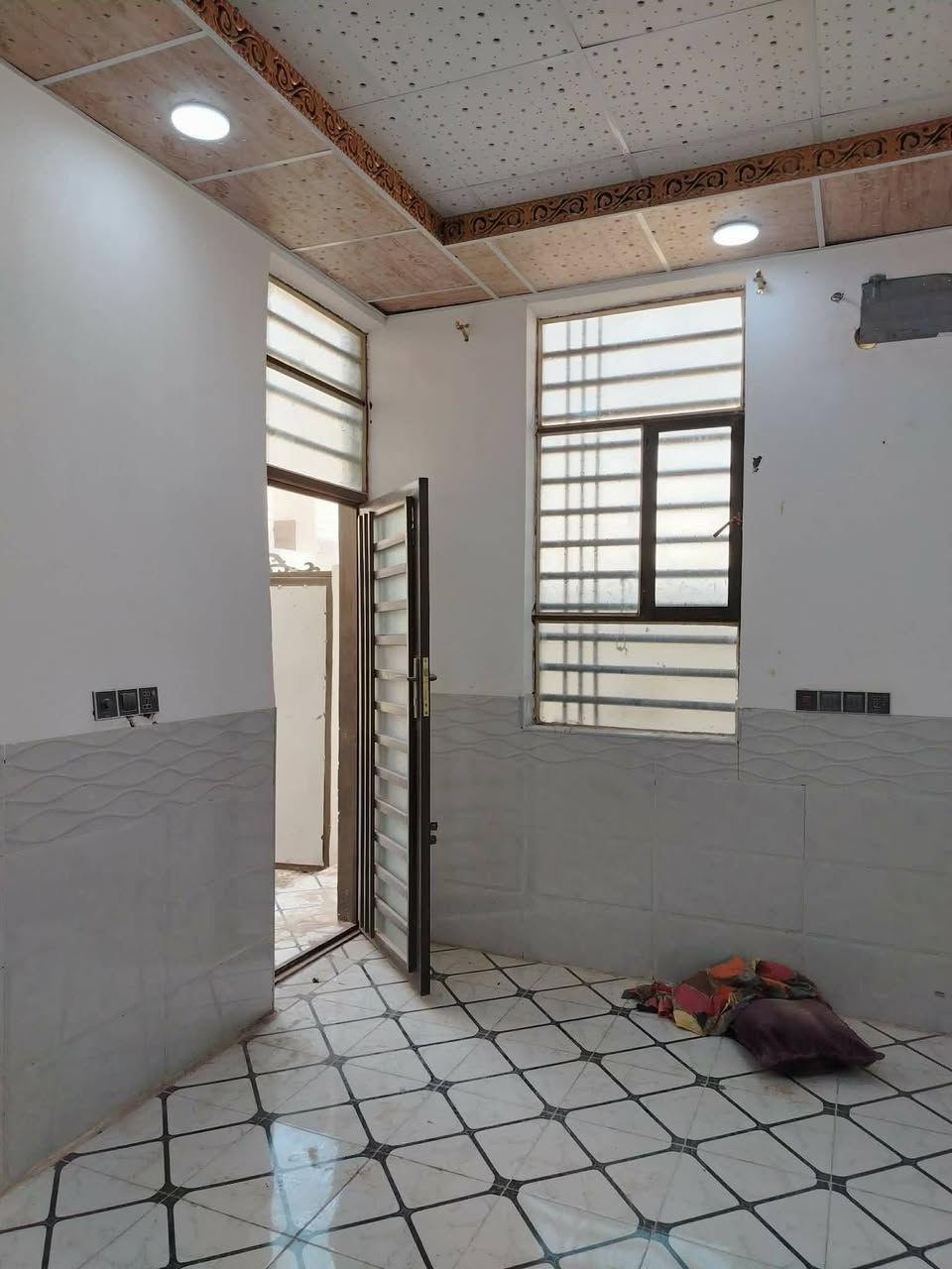 المساحه 100  متر طابو زراعي نجف مقابل ملحق قرية الغدير
البيت جديد وجاهز 

بناء حديث// طابوك 🧱// صب كونكريت مسلح//

#ملاحظه البيت قريب لسوك مباشر

السعر مناسب جدا 33 💸💸 بيع مستعجل 

للاستفسأر *********** وأتساب
