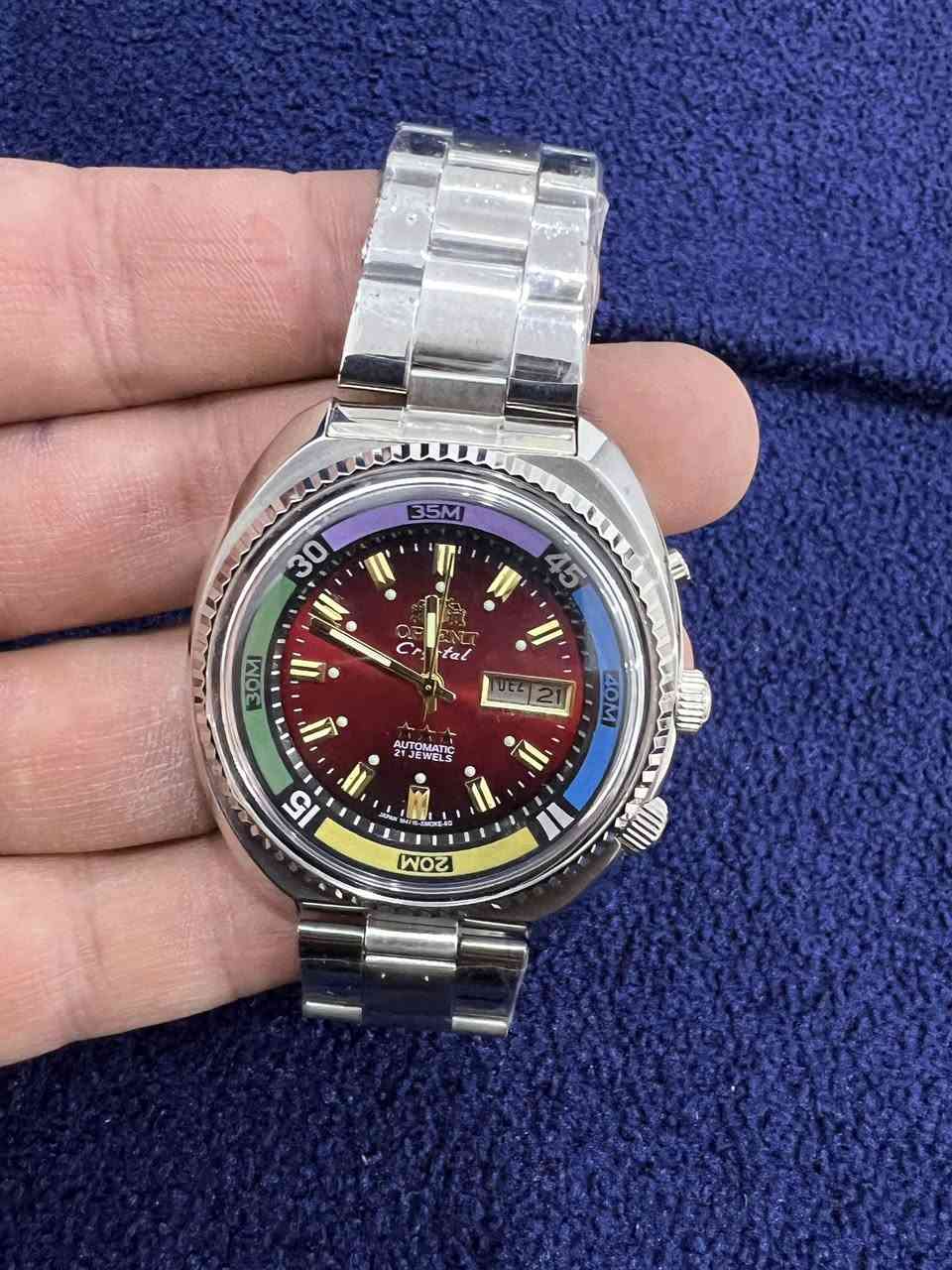 اخوان عندي هاي الساعه جديده بالباكيت اللي يردها يكتب سعر واعلى سعر ابيع  واتس اب ***********
هاي مواصفاتها اخوان 
️ مواصفات ساعة Orient Crystal (أصلية)

🔧 الحركة
 • نوع الحركة: أوتوماتيك (Automatic)
→ لا تحتاج بطارية، تعمل بحركة المعصم
 • عدد الأحجار (Jewels): 21 Jewels
→ يساعد على دقة الحركة وطول عمرها
 • من تصنيع: حركة يابانية أصلية (Japan Movt)

⸻

📏 التصميم
 • شكل الميناء: دائري
 • لون الميناء: أبيض / عتيق 
 • الساعة الأمامية: زجاج معدني أو كريستال مقاوم للخدش
 • الإطار (Bezel): معدني، 
 • القرص: بسيط وواضح مع علامات ساعات

⸻

📅 الوظائف
 • عرض الوقت: الساعات – الدقائق – الثواني
 • عرض التاريخ: نعم (يوم/تاريخ)
 • كورونا/بدالات جانبية: 2 (واحدة لضبط الوقت، واحدة للإطار الداخلي إن درجت)

⸻

🛡️ المتانة
 • هيكل الساعة: ستانلس ستيل (Steel)
 • مقاومة الماء: عادة 30–50 متر
→ مناسبة للغسيل الخفيف، ليست للسباحة أو الغوص

⸻

🔗 السوار
 • النوع: سوار ستانلس ستيل
 • الإغلاق: مشبك معدني

⸻

📌 نقاط تميز

✔️ حركة يابانية أوتوماتيك أصلية
✔️ تصميم كلاسيكي – يليق مع اللبس اليومي والرسمية
✔️ دون بطارية (تعمل بتحريك المعصم)
✔️ اسم Crystal معروف في سوق الساعات
