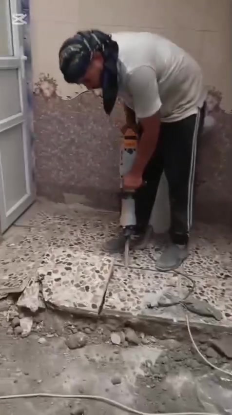 السلام عليكم تفليش سقوف تفليش جدران تفليش رباطات تفليش اشتايكر تكشير جدران قلع ارضيات رفع الأنقاض ترميم بيوت صب ارضيات تشميع كادر كامل وشغل درجة اولى اتصل وتدلل بغداد أبو مالك المصري ***********

