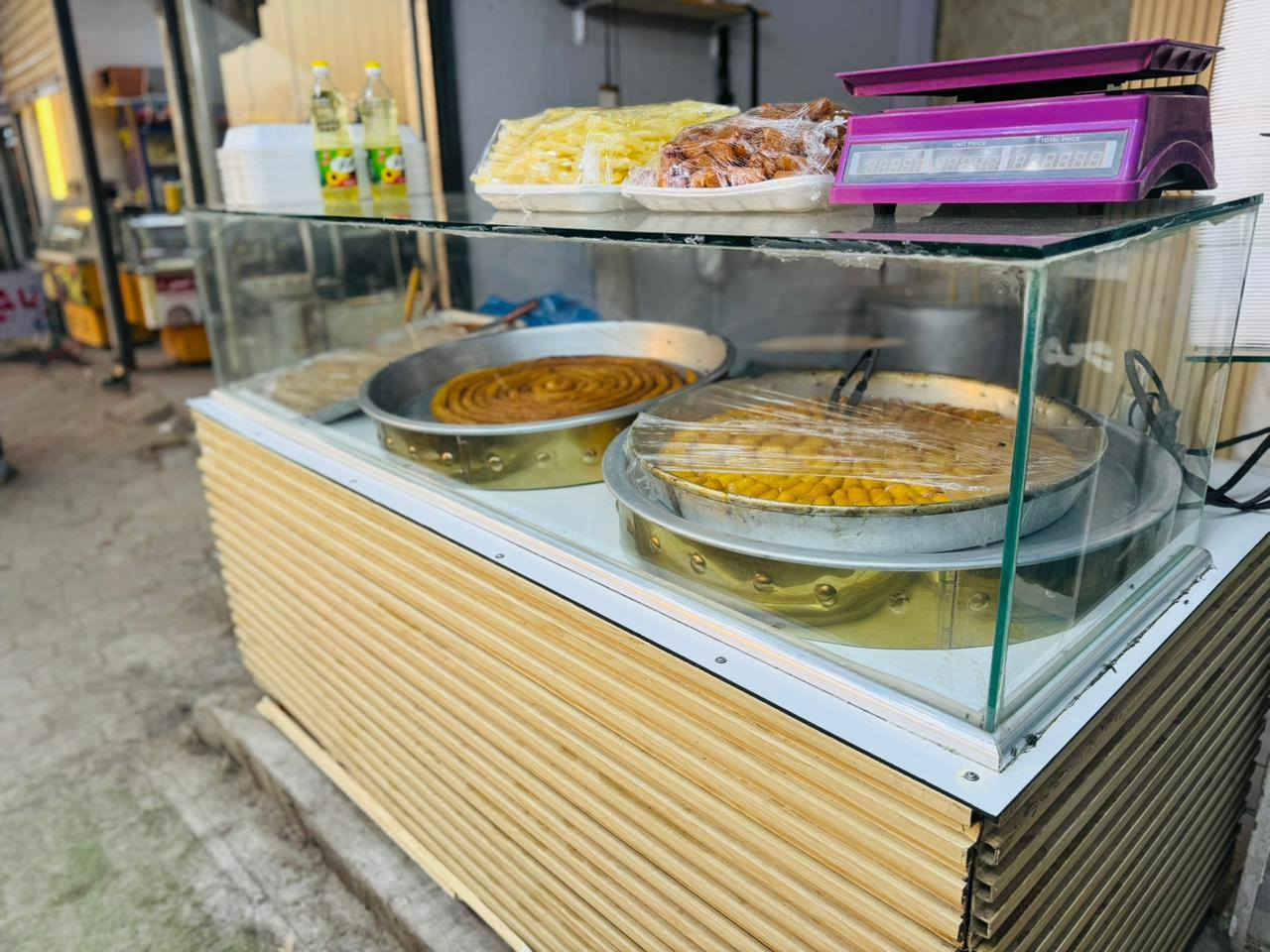 ميز حلويات مع غراض داطلي للبيع للتواصل ***********
