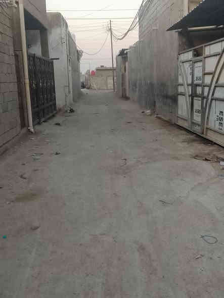 بيت للبيع وقف سني قير مسجل المساحه 100 متر يحتوي البيت على قرفه واستقبال وصاله ومطبخ وصحيات يبعد عن الشارع الوصطي  30 متر العنوان البصره ابو الخصيب طريق الوصطي قرب المدرسه الصفره السعر 20 وبي مجال الاستفسار انتصل على الرقم  *********** بي واتساب
