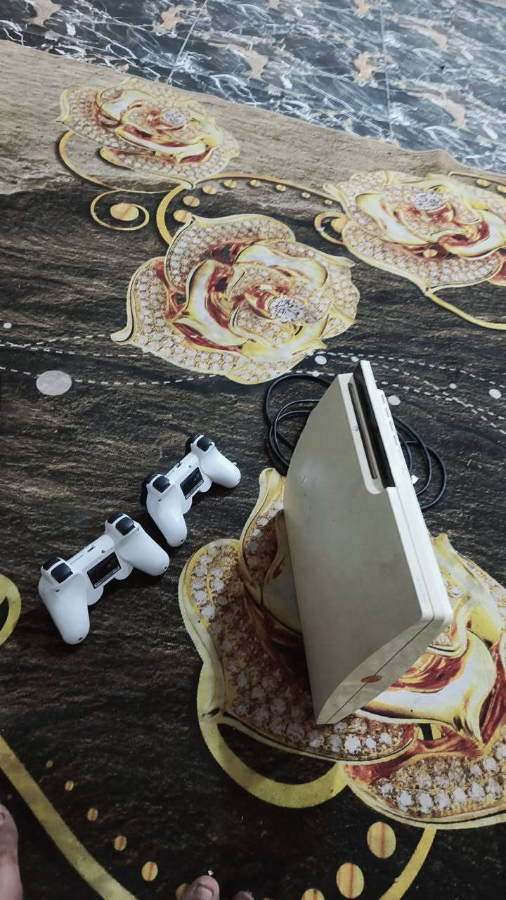 ابلي 3 نضيف ما مفتوح جوستكات جدد ماصالي هواي من اخذته نضافته 100/100 بي 9لعبات وبيس 2024 السعر 125 /التواصل /***********
