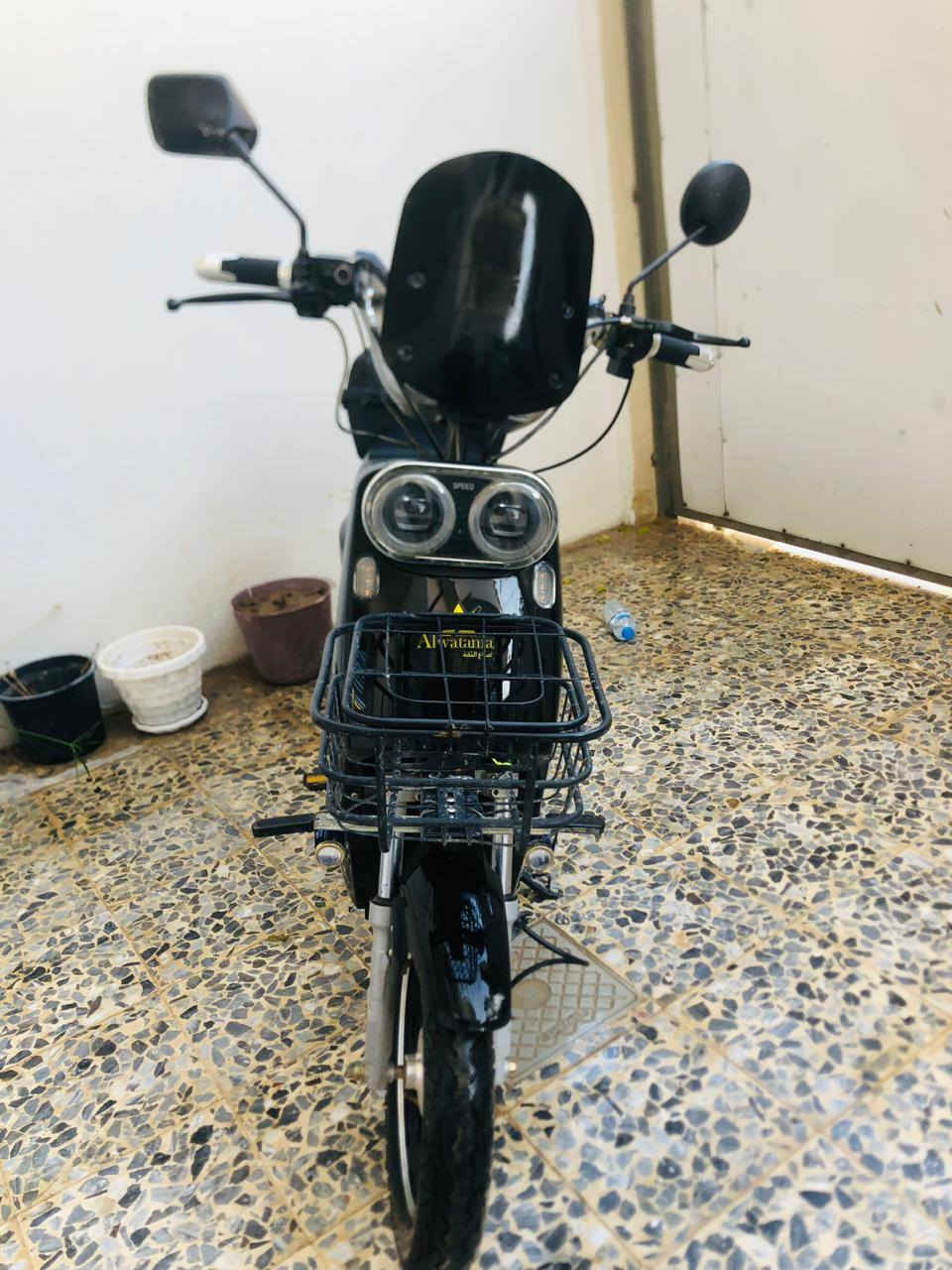 السلام عليكم 
ماطور شحن للبيع 
الموصفات : بطارية 5 مسطره 
سله  اماميه+صندوق خلفي+ بيه نظام P 
3 نمرات السرعه الحقيقيه 55 
التايات چوب ليس
الاسطوب الامامي دهني 
الاسطوب الخلفي بانص 
ملف 800W
 مساحه تحت الكشن 
ومع بدله مطريه + خوده 
السعر : 350 وبيه مجال للطيبين 
المكان : موصل / جانب الايسر 
للتواصل : ***********+ التواصل على الصفحه
