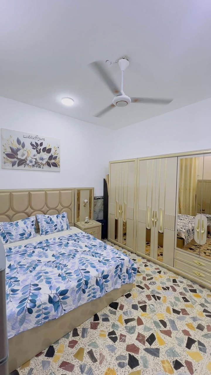 العنوان حي الخليج 
200 متر
طابق بي غرفتين
صاله
استقبال 7x4
مطبخ
مناور ثنين
طابق ثاني صاله صحيات كامله
غرفتين واصلات للبايكار
العنوان حي الخليج
***********
