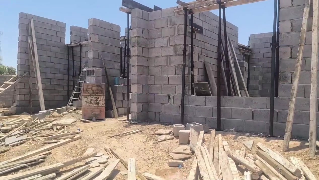 كى لة بةر خوا يارمةتيمان ادات
  ئةم خانووة هى ماليكى فقيرة.      گةيشتوينةتة سةقف 

 شيش و چيمنوو قم  و لم مان هية 
 تةنها پارةى نجارة كةمان نية.  
  يةك ملوين و دووسةد هةزار دةكات 
 صدقة جارية بةشدارن لة بةر خواى گةورة 

***********
