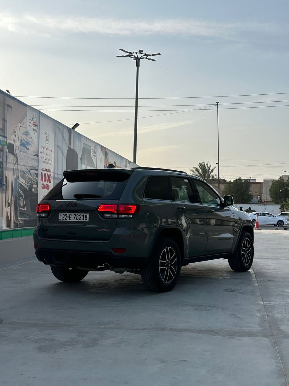 السلام عليكم 
جيب كراند شيروكي ترايل هوك 2020 لون سمنتي 
Jeep Grand Cherokee (Trailhawk) hemi 5.7
رقم اربيل بأسم شركة تريد تحويل تريد وكالة 
وارد كندي حادث جاملغ وبنيد بدون شاصي  وبيها بارد بالباب خلف السايق
 كير مكينة كفالة من كلشي 
فول عدا الرادار الامامي 
مكينة 8 سلندر 5.7
فتحة بنوراما 
جكات بلادي (چوبلس)
رادار خلفي 
رادار جانبي (نقطة عمياء)
كشنات جلد مطرز 
كشنات امامي تدفئة تبريد خلفي تدفئة 
كشنات كهربائية 
ستيرن كهربائي 
ستيرن تدفئة 
خزن وضعيات (ميموري)
مرئي قلاب 
مرايات شفط 
صندوك كهربائي 
5 وضعيات قيادة 
4 ويل /2 ويل 
وباقي مواصفات الترايل هوك معروفة 
ماشية 60 mi 
السعر 245 وماكو هيج سعر 
***********
***********

