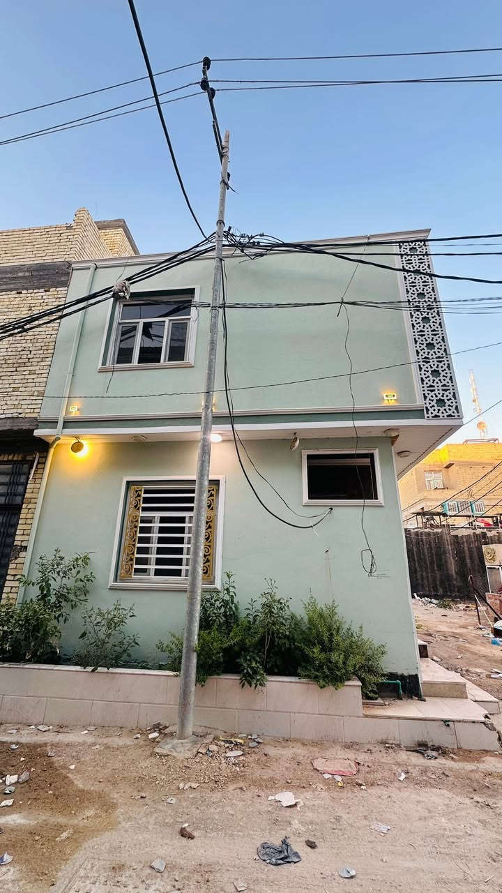 بيت ركن مؤثث 🏡 للبيع في كربلاء
المساحة 60 م طابقين ✅
يحتوي ثلاث غرف نوم 🛌 
و حمامين وصالة و مطبخ 👍🏻
الموقع مقابيل حي العباس 🕌 
عامود 17 
منطقة راقية جدا 
تبعد كيلو واحد عن الامام العباس عليه السلام 
البيت جديد و مؤثث كامل 
اثاث درجة اولى ✔️ 
بناء درجة اولى ✅

* البيت جديد غير مسكون سابقاً 😍

السعر 125 مليون
للاستفسار ***********

جميع الخدمات كاملة 
مي مجاري تبليط كهرباء 
مولدة سحب
