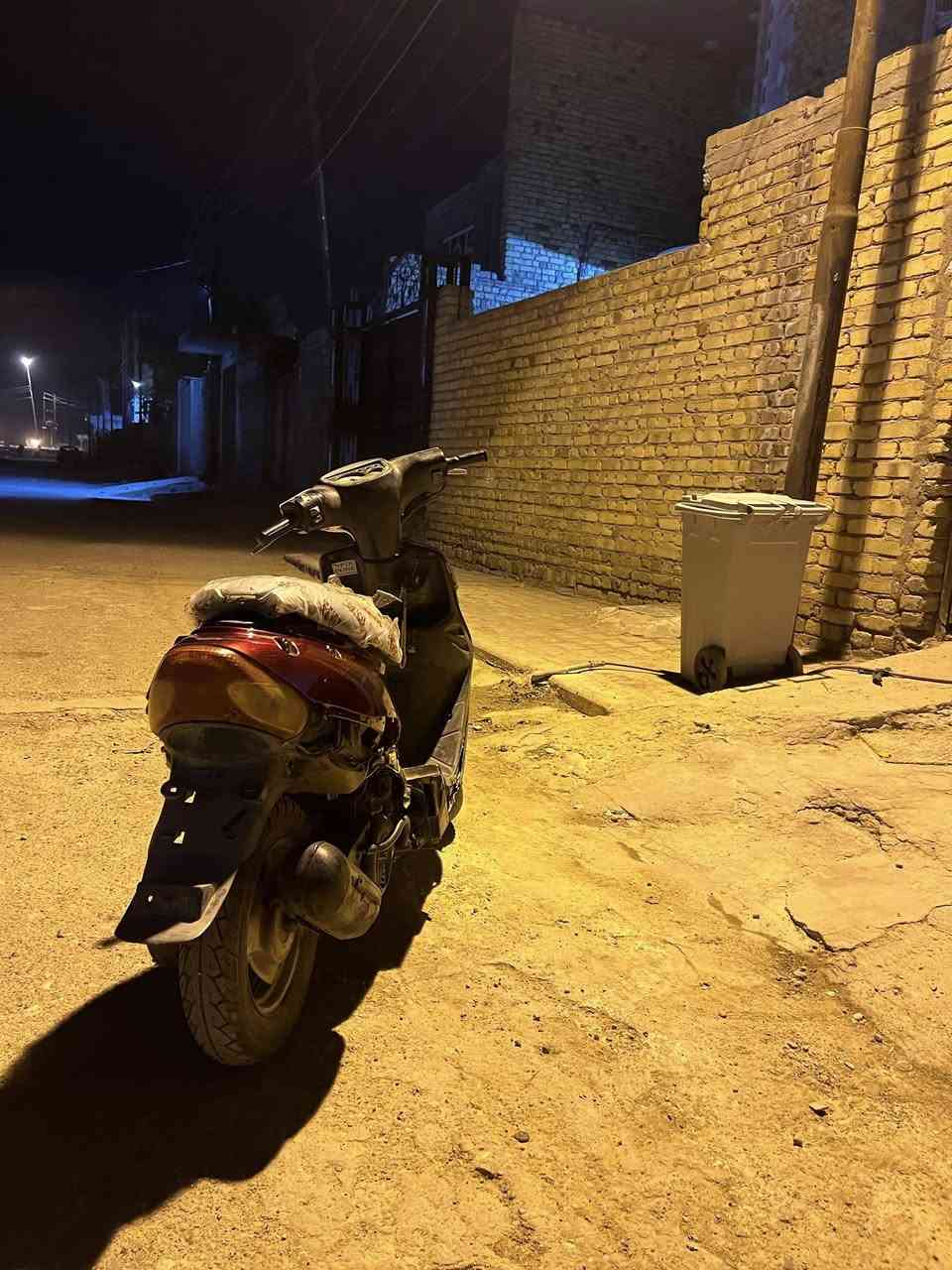 دراجه يوماها تسعه للبيع الدراجه نضيفه ناعمه ما بيها صوت اكسن مفتوحه مره واحد نقصها اجناحات و لايت كهربائيات شغاله سلف وعوزه كتف سعر 200 وبيها مجال المكان حي الشهداء الرقم ***********
