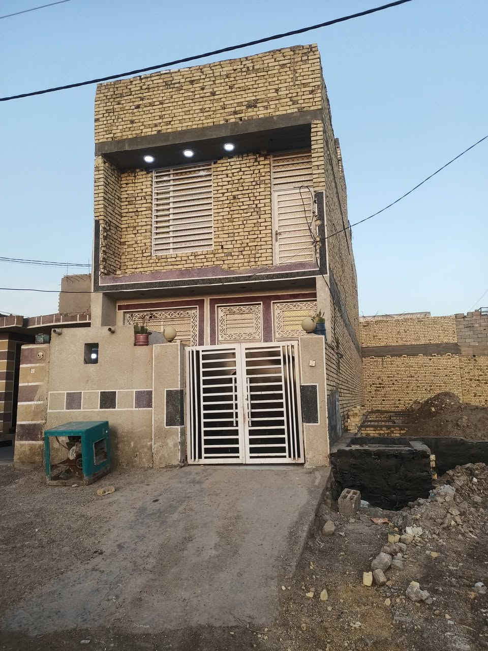 السلام عليكم مشتمل قاطين بالدبيه على شارع 40 توزيع الجديد سعر 90 بمجال ***********
