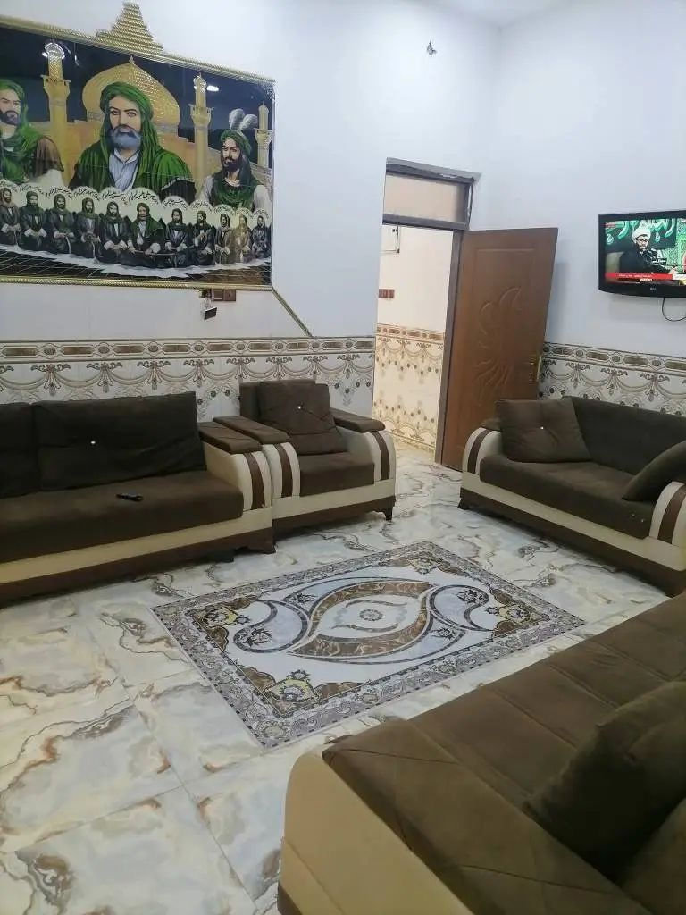 السلام عليكم بيت طابو صرف مساحة ٣٠٠ بناء حديث درجة اولئ خريطة روعة يقع علئ شارع عام رئيسي بداية البيت حديقة وكراج سيارة ومحل وصحيات خارجية ومن ثم مدخل البيت واستقبال كبيرة وهول وصالة كبيرة وغرفتان ومطبخ حار وبارد وصحيات ومناور البيت سعر ١١٠ وبيه مجال *********** فضليه شارع محطه القطار
