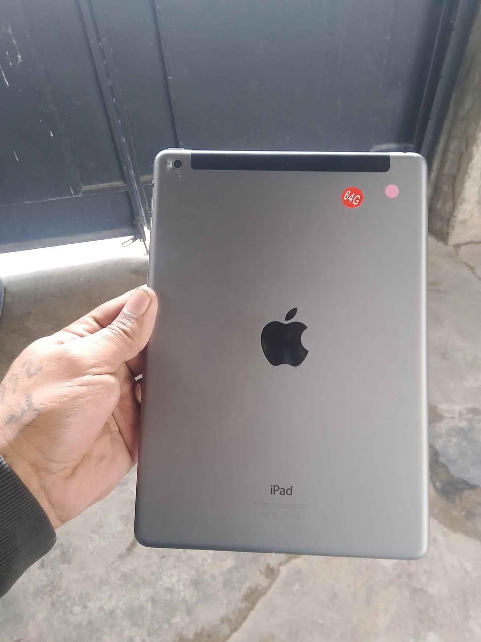 ايباد 9 
بي ضربه زغيره بالضهر يم الكاميرا
*********** كركوك, العراق
