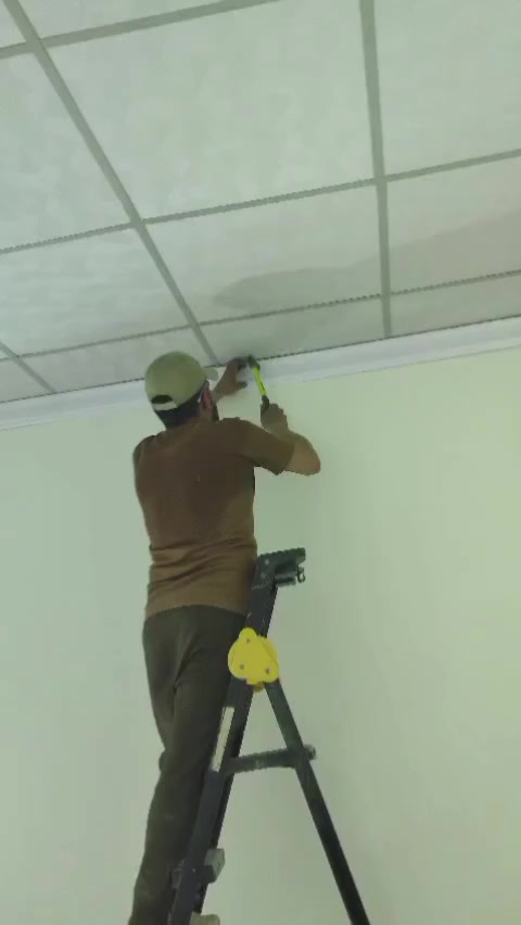 خلفه سقف ثانوي درجه اولى بسقوف وضمان وتغليف جدران المتر بالفين اخذه مكاني البصره جميع مناطق ***********
