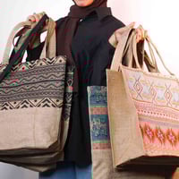 تعبتي تدورين على حقيبة عملية وتبقى شكلها أنيق؟ ✨ هاي الحقيبة تنفع للشغ...