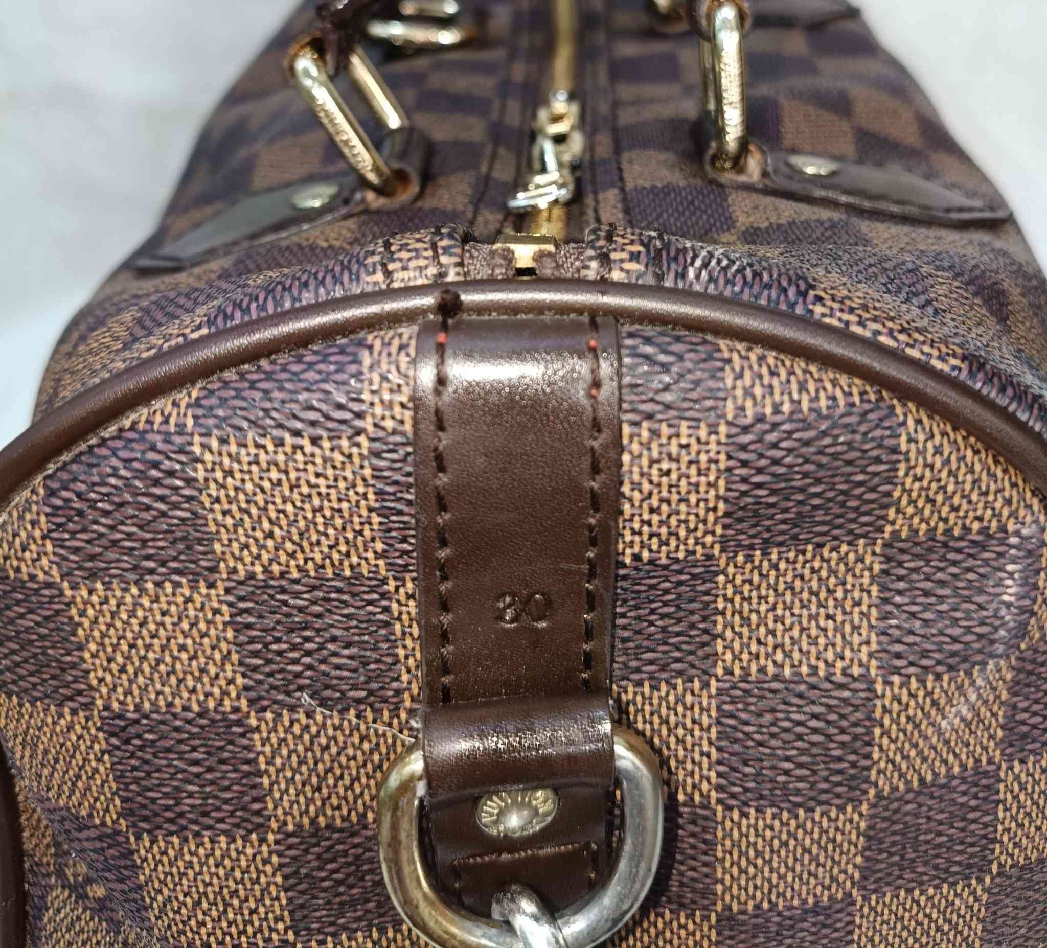 جنطة سفر لويس فيتون الأصلية مثل إذا حالة جيدة نظيفة سعرها 700 – 1500 دولار تقريبا
وإذا حالة ممتازة جدًا مع إكسسواراتها 1200 – 1600 دولار
أما حالة عادية مع خدوش واضحة سعرها 450 – 800 دولار

أما مثل هاي الجنطة المعروضة (تقليد نظيف)  درجة أولى / جودة عالية سعرها مابين  90 ألف – 200 ألف دينار عراقي تقريبا اني رايدتها ب٥٠ ألف مع التوصيل


**إذا كنت صاحب هذا الإعلان وتريد حذفه لأي سبب، رجاءا أرسل رسالة إلى الدعم الفني**