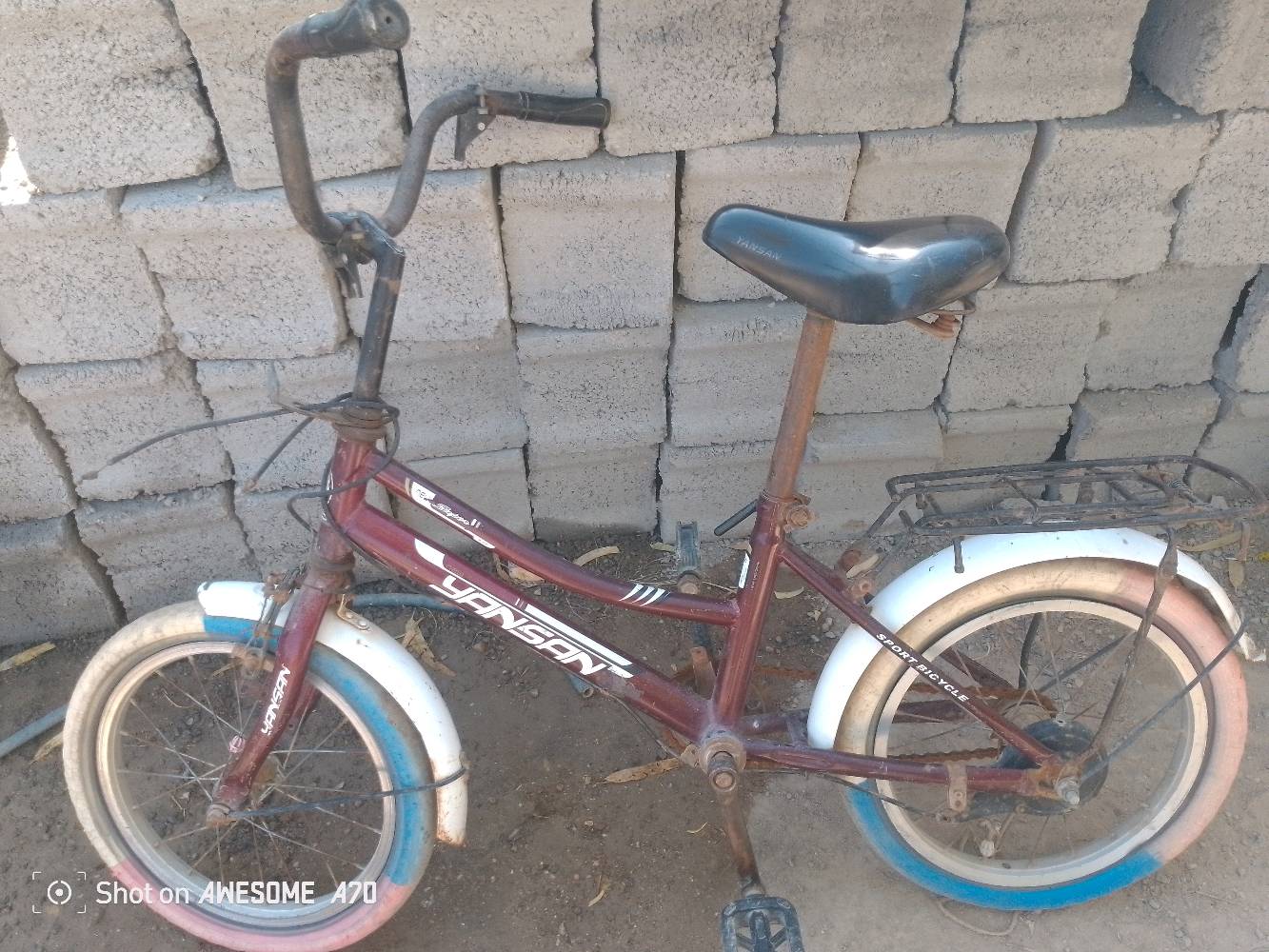 بايسكل أطفال بحالة مستعملة، ماركة YANSAN. اللون أحمر مع إطارات ملونة. مناسب للتجوال اليومي واللعب للأطفال. يحتاج إلى بعض الصيانة البسيطة ولكن لا يزال صالح للاستخدام.