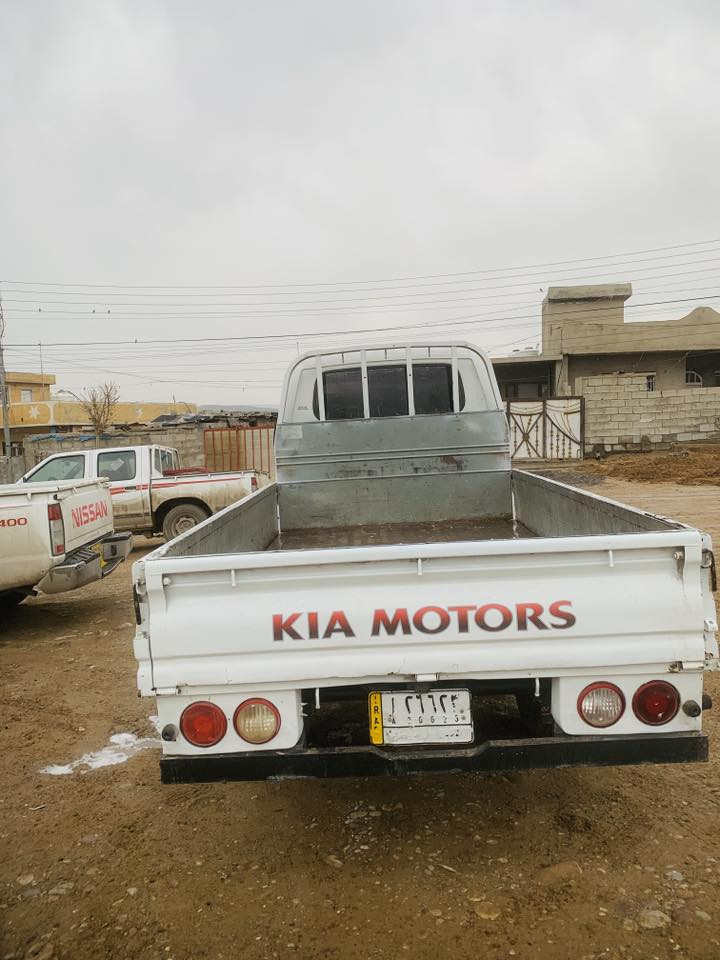 کیا براوە ٣هەزاری مەکینە رەش کارەبائی
مودێل ٢٠١١بیلاد 
سەنەوی پلاستیک شاسی براوەی بەشەرت 
مەکینەی بەشەرت ئەکسل بەشەرت 
سەیارەکە نمونەیە جاهزە بۆئیش  

***********
