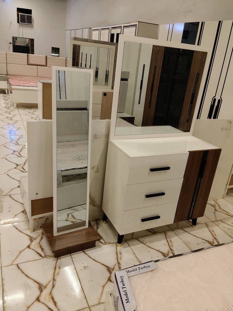 7 قطع كنتور ملحق اناره براكيت بالسرير سرير مخزن متوفره الان في معرض الشركه الكائن طريق رفاعي نصر مجاور جامعة اوما الاهليه للاستفسار اكثر يرجى الاتصال على الارقام التاليه 
***********
*********** واتس فايبر تلگرام 
البيع بطريقة النقد والاقساط 
الشد والنقل داخل محافظة ذي قار مجانا
