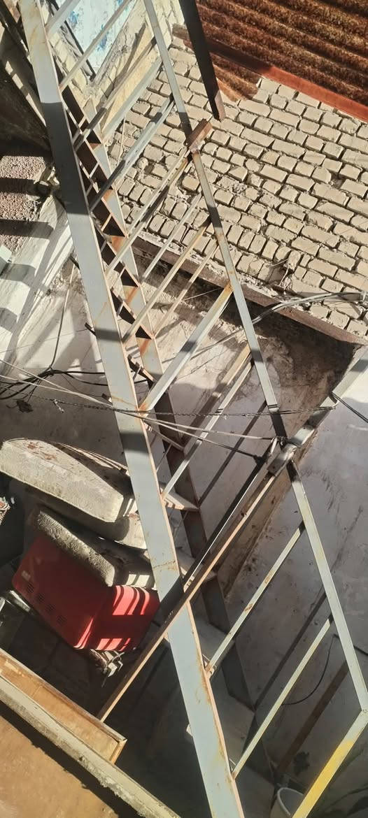 للبيع درج حديد طوله اربعه مترات ونص العرض ٩٠ السعر ٢٠٠ مكاني بغداد شهداء العبيدي هاذ رقمي ***********
