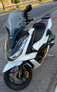 للبيع pcx جيل رابع ياباني JK محرك 125 كلش نظيفه شخط واحد مابيها ومكفول...