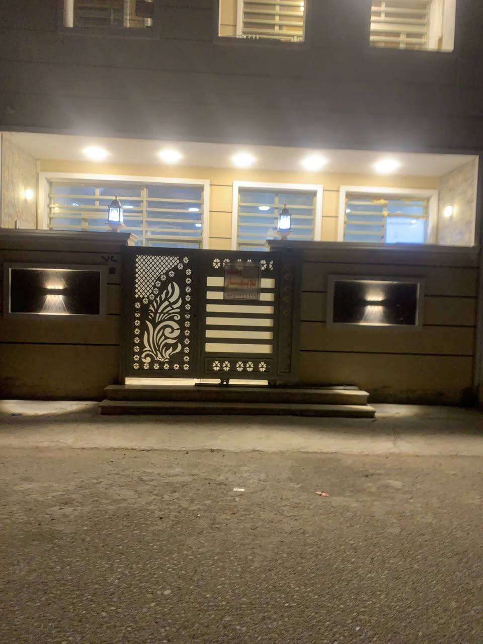 الـ السلام عليكم شقه ارضيه معزوله  للايجارحديثه وجاهزه للسكن غرفتين نوم وصاله وخدمات العنوان البعيثه العدل الثاني قرب جامع كامل عبود للاستفسار الاتصال على الرقم ***********ملاحظه الايجار من صاحب البنايه بدون دلال
