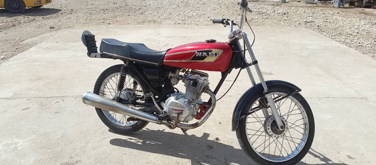 السلام عليكم للبيع تعمير جديد مصارلها شهر ب450وبيها مجال مكينه تايكر اقل الشهر من انشدت وتعميره كلها شلامجه الدراجه ضايعه اروقها عندي بوري رفيع كشن سي دي اي وتانكي هونده ثقيل 
شلعه معدل وفصله الي بخاطره *********** مكان بابل حي الجزائر
