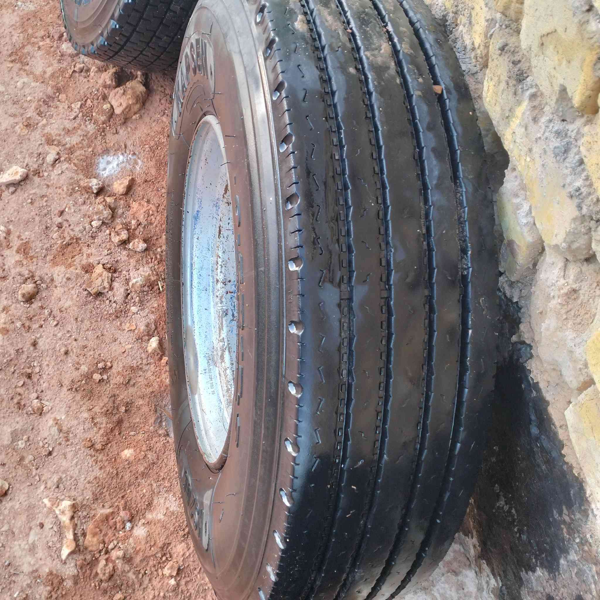 تايرات وياله عدد اربعه زوج ياباني وزج صيني 17سعر 450رقم ***********
