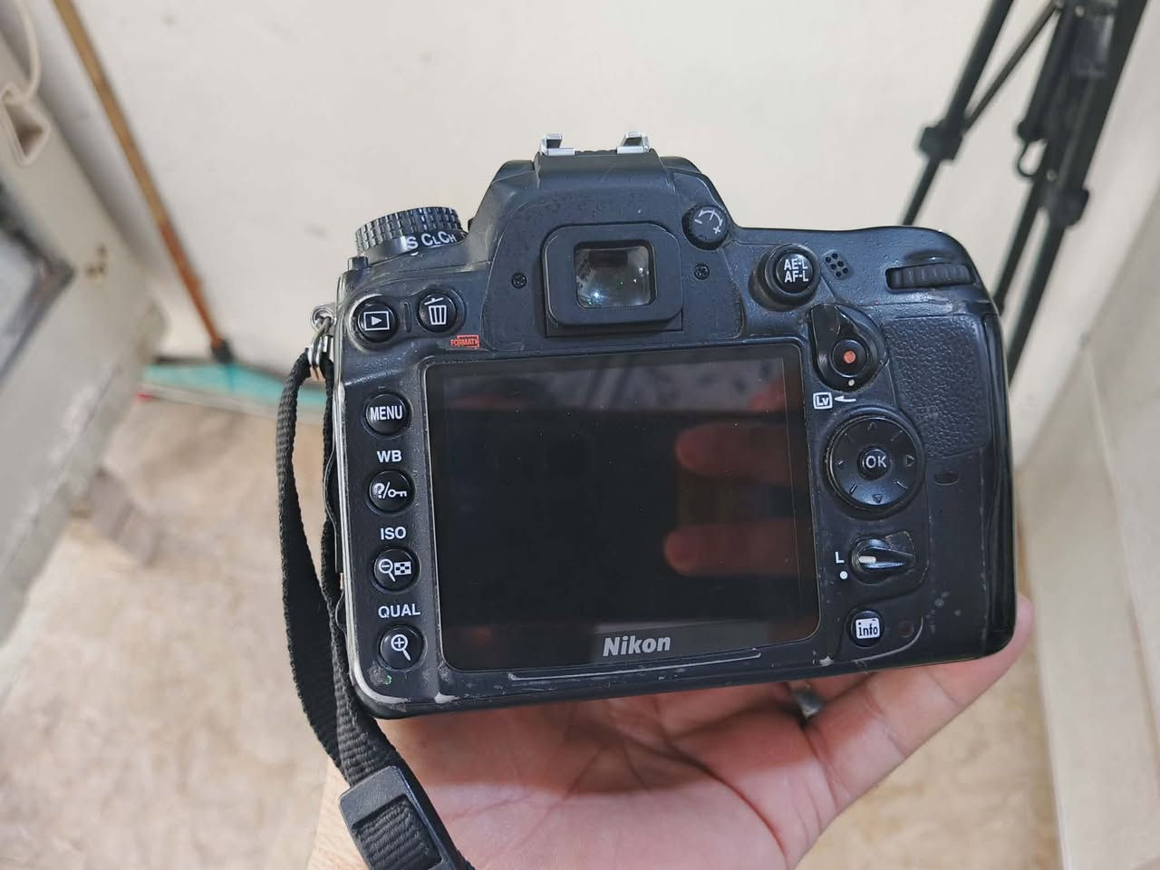 نيكون D7000 نضيفه مثل ما موضح بل صور كامله من كلشي كلش حلوه صورتهه السعر 450 وبيه مجال قليل ***********
