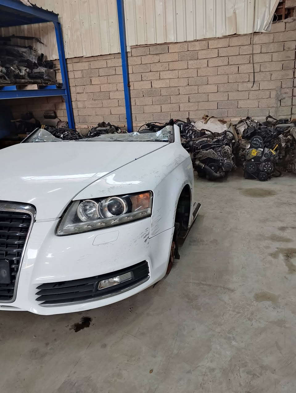 السلام عليكم...من كراج المتوكل للبيع السيارات الالماني الحديث عرض خاص اودي A6 ...2010 سياره كامله+ اربع ابواب+قبغ صندوق+طخم كشنات...بدون محرك وكير....السعر 1000$ ... الاتصال على الرقم *********** ابو عبدالله
