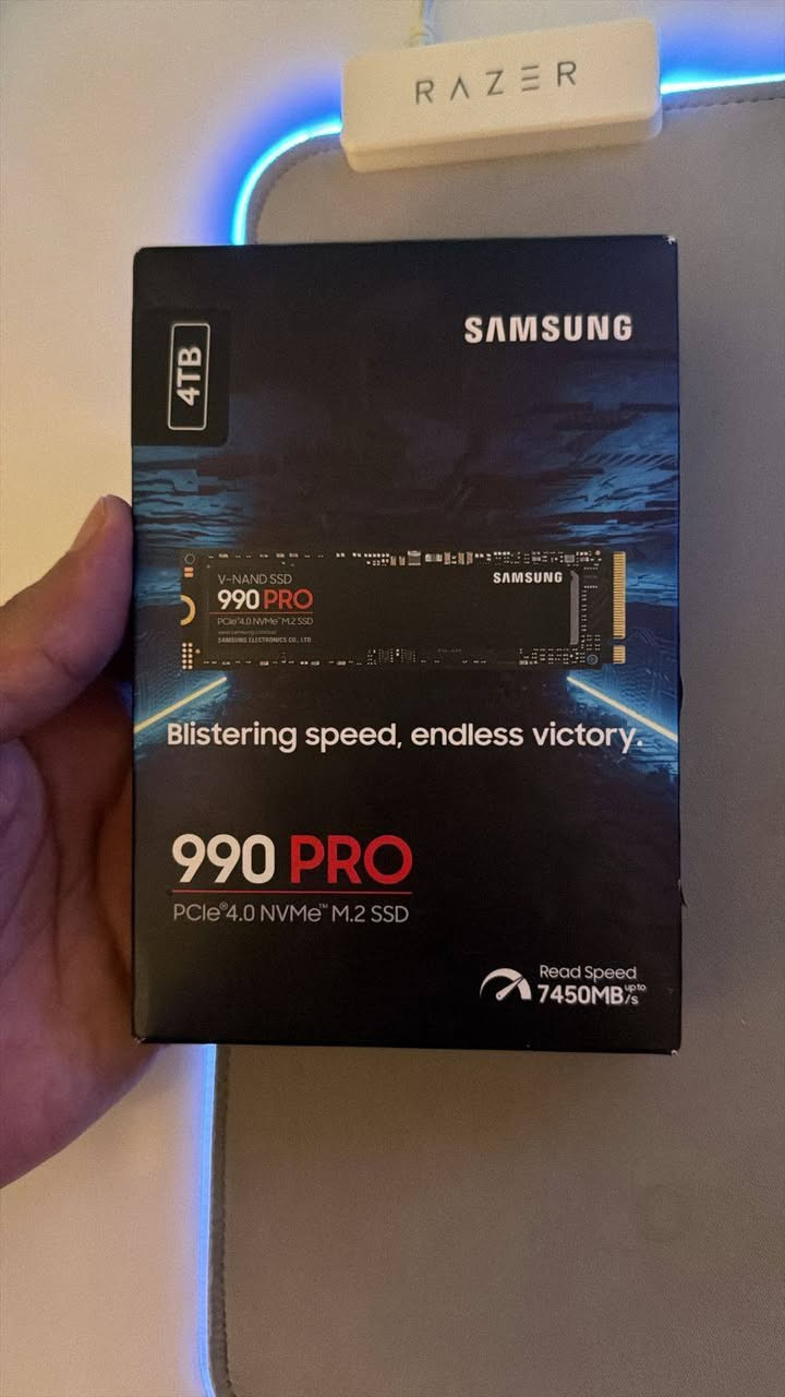 السلام عليكم 
هارد جديد ٤  تيرا 
🔥 للبيع | Samsung 990 PRO 4TB NVMe SSD 🔥

إذا تبحث عن واحد من أسرع أقراص الـ SSD المتوفرة حالياً، فهذا الخيار المناسب لك.

✅ Samsung 990 PRO
✅ السعة: 4TB
✅ PCIe Gen 4.0 NVMe M.2
✅ سرعة قراءة تصل إلى 7,450 MB/s
✅ سرعة كتابة تصل إلى 6,900 MB/s
✅ مثالي للألعاب، المونتاج، التصميم، وبرامج الذكاء الاصطناعي
✅ أداء قوي واستقرار عالي من سامسونج

ملاحظه جديد غير مستخدم 
اي احد يناسبة يراسلني 
متوفر توصيل


**إذا كنت صاحب هذا الإعلان وتريد حذفه لأي سبب، رجاءا أرسل رسالة إلى الدعم الفني**