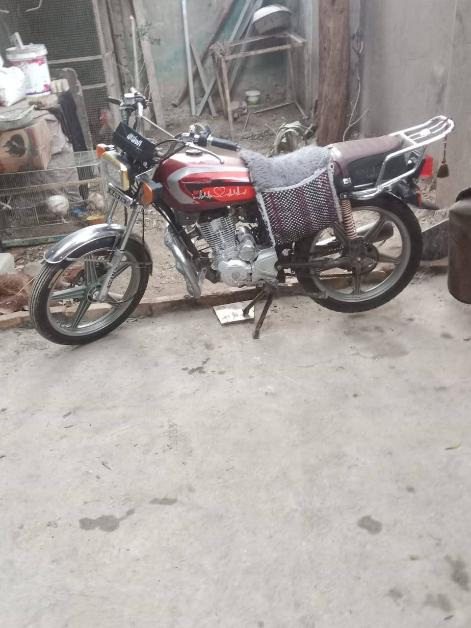 السلام عليكم للبيع دراجه سفان موديل 2018  اوراق اصوليه  مكينه ما مفتوحه كهربائيات كلها شغاله  مثل ما واضحه كدامكم نظافتها (السعر 400 قفل) العنوان حله شارع 80 قرب مسجد الرحمن  الاستفسار ***********
