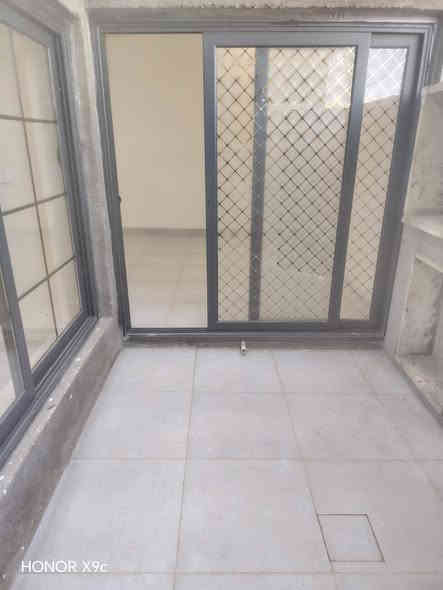 موجود بیت رکن, مقابل مجمع حکومي وليس اهالي, الزهور . يصلح شركه او معهد أو روضه... الخ، قریب على الحولي وهیت لاند.

البيت يتكون من: 

 ٤  غرف نوم, صاله عدد2, استقبال عدد ٢ 

صحیات عدد ٤, مطبخ عدد ٢،

بناء حديث

نظام دكتات مبرده

، تاسيس سبالت وتاسيس غاز

، تاسيس كاميرات تاسيس خط طاقه شمسيه وتاسيس انترنت

ساحة سیارات.. 

واجهه ركن 25 متر

الاستفسار: 

***********
