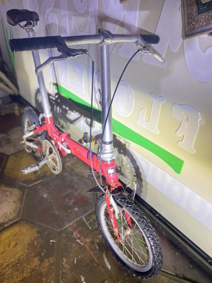 🚲🔥 للبيع بايسكل قابلة للطي – Tommy Girl بحالة جيدة 🔥🚲
دراجة عملية وخفيفة، مناسبة للتنقل داخل المدينة أو الاستخدام اليومي 👌

📌 المواصفات:

- نوع: دراجة قابلة للطي (Folding Bike)

- الماركة: Tommy Girl  

- مقاس العجلات: 20 إنش    

- مقعد ومقود قابلين للتعديل  

- سهلة الطي والتخزين 💼  

⚠️ ملاحظات:

- فيها بعض آثار الاستخدام (خدوش خفيفة)  

- تحتاج تنظيف بسيط فقط  

💰 السعر: ( 70 الف)  

📍 الموقع: (بغداد البلديات)  

📩 للتواصل ***********
