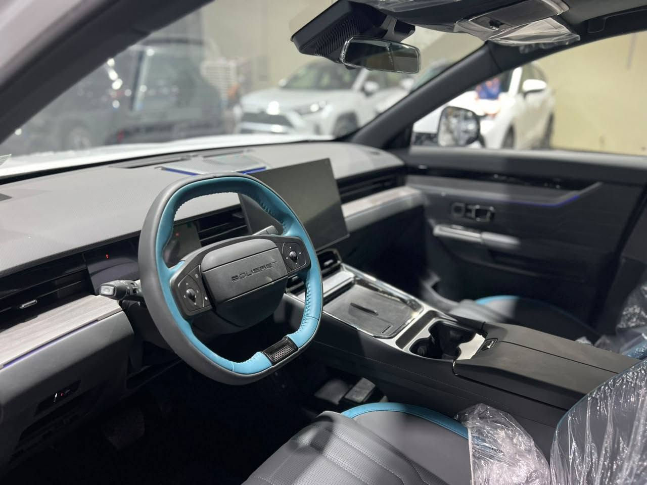 Soueast S06 DM  هجينة قابلة للشحن (Plug-in Hybrid) من S06 زيرو زيرو
السعر / 33 مليون و900 الف. 
 محرك بنزين مع محرك كهربائي وبطارية يمكن شحنها من الكهرباء.
المواصفات الرئيسية
المحرك البنزين: 1.5 لتر تيربو.
القوة الإجمالية للنظام: 355 حصان.
العزم: 530 نيوتن متر.
ناقل الحركة: DHT أوتوماتيكي مخصص للهايبرد.
الدفع: أمامي (FWD). �
البطارية والمدى الكهربائي
سعة البطارية: 19.43 كيلوواط ساعة.
المدى الكهربائي المعلن: حوالي 114 كم بالشحنة الواحدة 
استهلاك الوقود المعلن: 4.9 لتر/100 كم عند الاستخدام الهجين. 
شاشة وسطية كبيرة.
عدادات رقمية.
كاميرات 360 درجة.
أنظمة مساعدة السائق (ADAS).
مثبت سرعة متكيف.
فتحة سقف بانورامية 
المميزات
✅ قوة جيدة جداً (355 حصان).
✅ اقتصادية في استهلاك الوقود 
*********** 
*********** 
*********** 
*********** 
ادخل على اسم الشركة👇👇👇 
شركة الفرس الابيض لتجارة السيارات 
بغداد _ معارض البياع الشارع المميز مجاور معرض العامري
