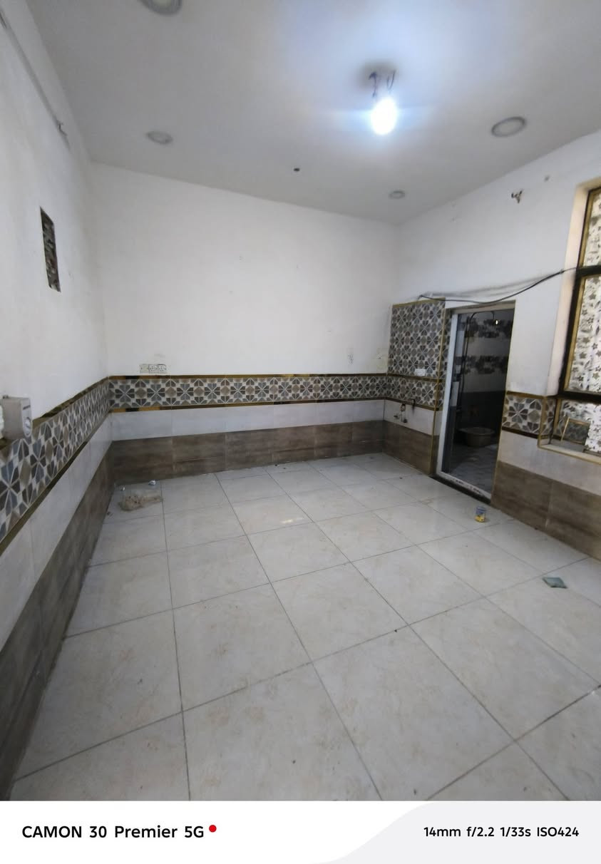 يالله يوجد بيت مساحه 120 متر اللايجار طابقين معزول تمامن لفوك يحتوي ع غرفه وصاله ومطبخ وحولي وخدمات زيرو طابق ارضي يتكون غرفتين وصاله ومطبخ وحولي وخدمات وكراج طابق ارضي ايجاره 450 طابق ثاني ايجاره 350 موقع الدوره الرواد خلف كليه الهادي الاستفسار ***********
