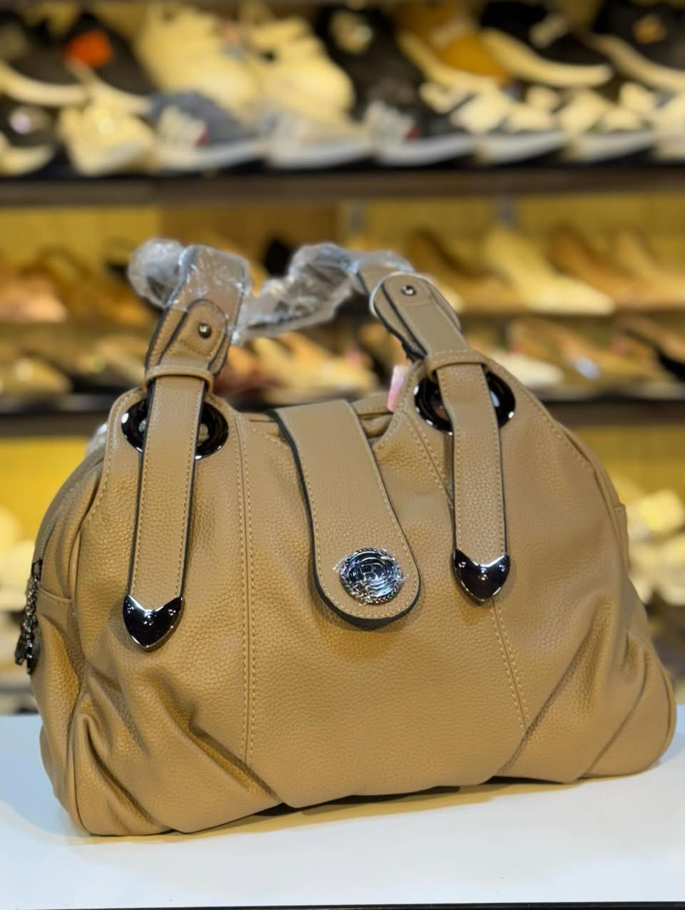 ... مرحبا زبائنا الكرام 
يتوفر لدينا حقائب كنغر  #حقائب 👜 #نسائية ...
قياس الجنطة - ( 30 * 20) سم
ويتوفر توصيل🚚 لكافة المحافظات 5
للاستفسار التواصل معنا عبر الخاص
او التصال ***********
