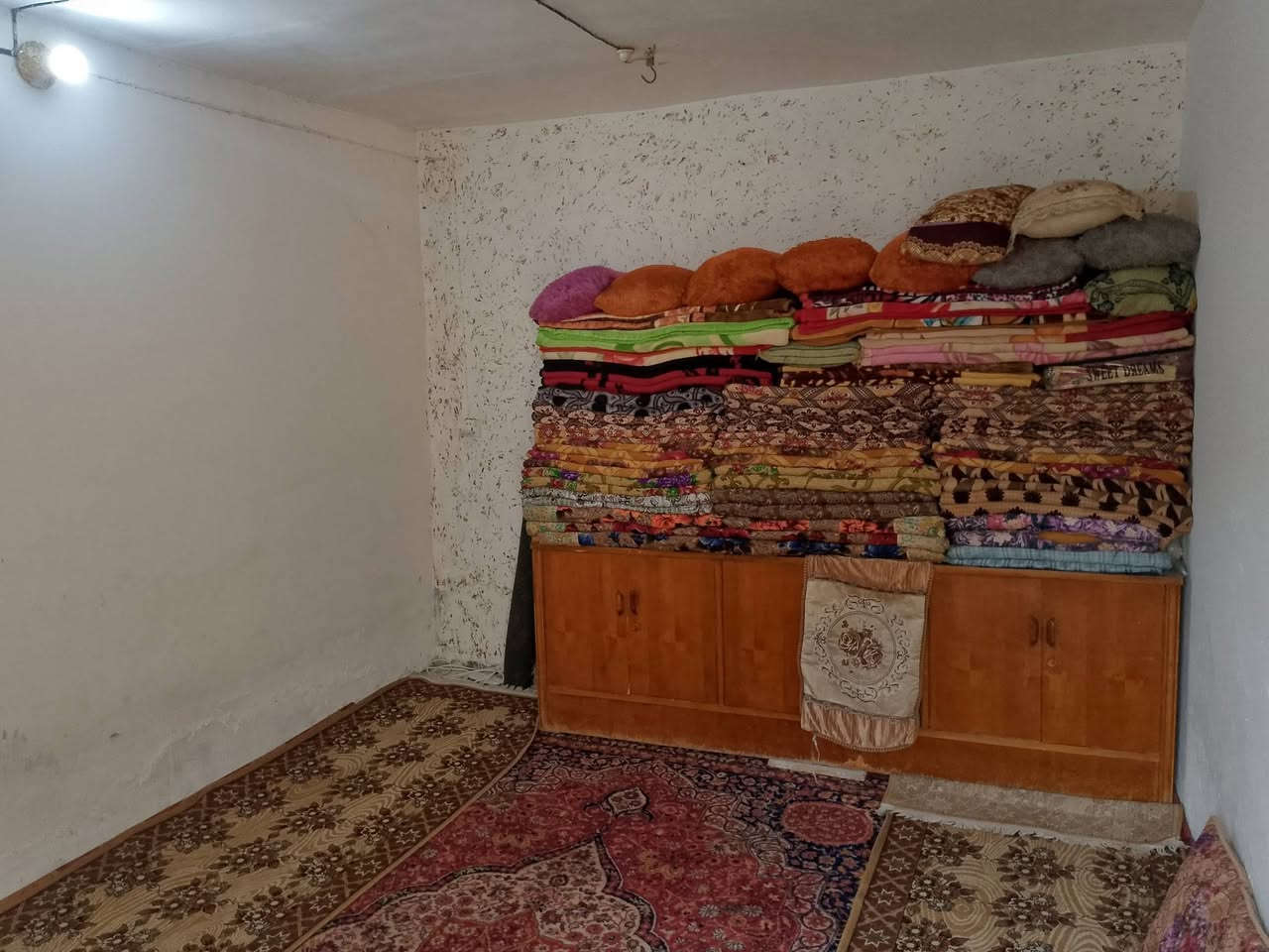 يالله ❤ السلام عليكم بيت للبيع اصلاح زراعي مساحه 100متر غرفه وصاله ومطبخ وستقبال وصحيات مخزن غراض حديقه وطارمه ومنور بيت مرتب ونضيف كامل كل نقص مابي مكان البيت ابو خستاوي يبعد عن شارع 100._200متر تقريبن السعر 12 وبي مجال الا ستفسار علا هاذ رقم ***********
