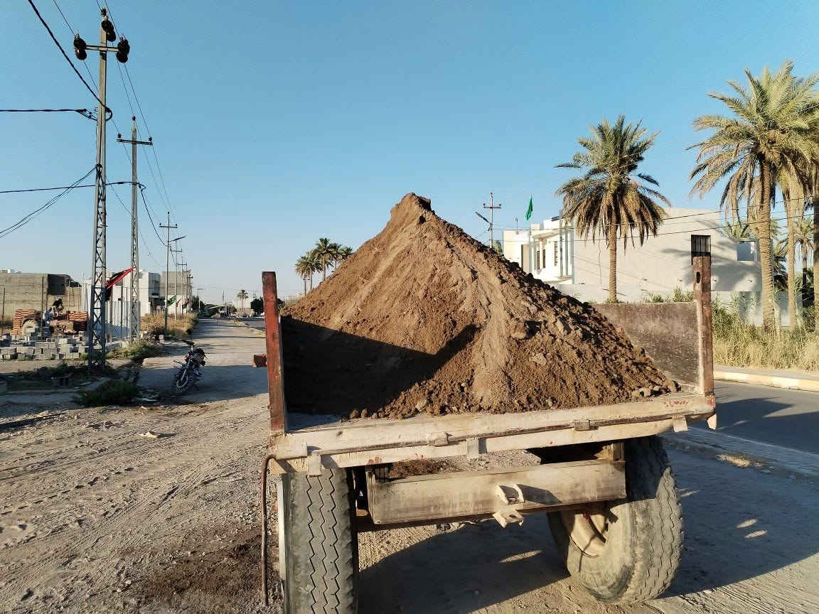 سلام عليكم ورحمة وبركاته 
رمل ناعم بل شرط رمل ما يعجب لا تخذه والحمل مالنه كدام عينك جاي تشوف 
***********
