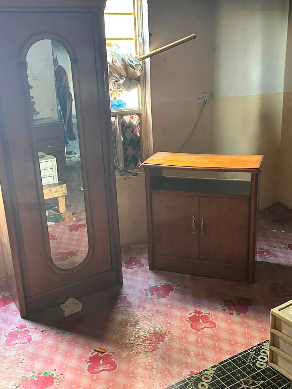 سلام عليكم غرفه للبيع نضيفه وجديده بس عليهه سماد ارادلهه مسح رايدهه اب650رقم اتلفون ***********

