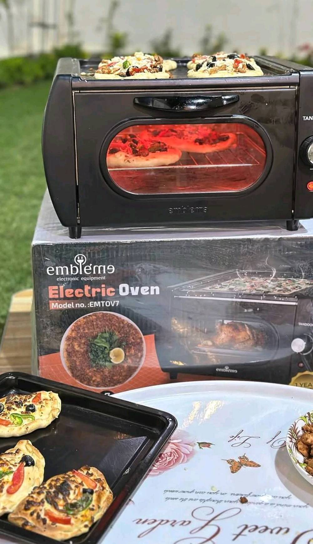 
🍕 فرن تندوري العجيب ماركة امبليوم 🇩🇪  💯 
مع الهدايا 🎁
🚪 الباب المحفور:
الباب محفور بعناية باسم شركة امبليوم دون طباعة أو لزكة، احذرو التقليد .
السطح يكون كرانيت اصلي 💯

🎁 الهدايا المجانية:
مع كل جهاز، ستحصل على هدايا رائعة تشمل حامل بيتزا من الفولاذ الثقيل وملقط من الفولاذ.
ضمان لمدة سنة:صيانه 
الأبعاد:
- العرض: 40 سم
- العمق: 20 سم
- الارتفاع: 30 سم

🍕 استخدام متعدد:
يمكنك استخدامه لتحضير البيتزا، الخبز، اللحم، الكليجة، التبسي، وجميع أنواع المخبوزات.

💡 ميزات رائعة:
- اقتصادي بالكهرباء.
- حجم صغير ومناسب لأي مكان.
- يسخن بسرعة للبدء السريع.
 للحجز ارسال رساله او الاتصال على ***********