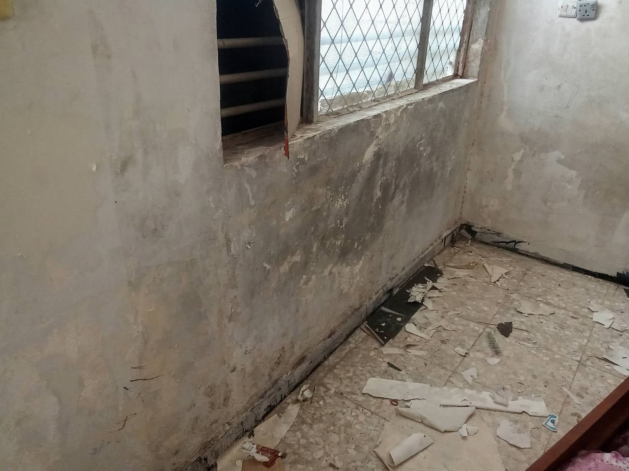 *معلم صبغ وترميم -  يوسف* 📞  
من أهل الشعب - بغداد

السلام عليكم  
متوفر شغل صبغ وترميم درجة أولى للبيوت والمحلات والشقق:

*شغلنا يشمل:*  
✅ معالجة الرطوبة والتشققات من الجذور  
✅ معجون + سيلر + وجهين صبغ  
✅ سقوف وجدران + ديكورات بسيطة  
✅ تغليف الأثاث والبلكات، نسلمك البيت نظيف  
✅ التزام بالموعد والسعر المتفق عليه

*المميزات:*  
شغل نظيف - أمانة - سعر مناسب لأهل المنطقة

*للاستفسار واتساب/اتصال:*  
************

_الصور بالمنشور هي شغل
