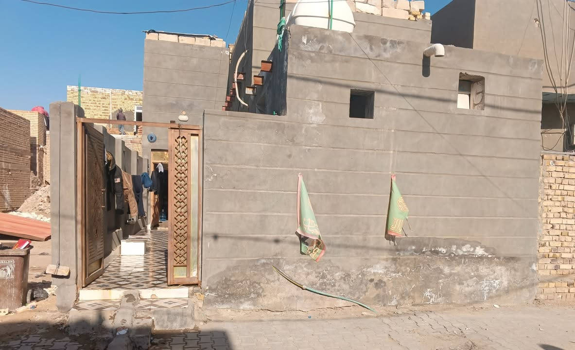 السلام عليكم البيت للبيع
مجمع صحي+استقبال اربعه في خمسه+مطبخ تلاثه ونص في اربعه ونص+صالة سته في اربعه+غرفتين وحده خمسه في 3 ونص والثانيه اربعه في تلاثه ونص+ ترك متر في تلاثه ونص. 
اي ستفسار تعال خاص او تتصل على رقمي
***********
