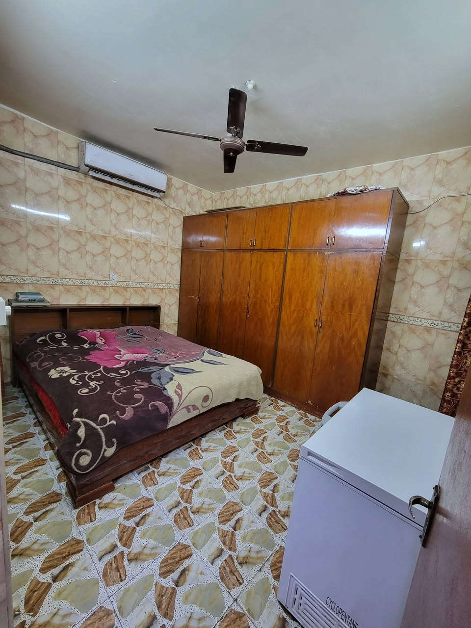 للبيع – بيت سكني طابقين بمساحة 110 متر في الالفين 891
المساحة: 110 متر
الأبعاد: عرض 5.5 متر × نزال 20 متر
عدد الطوابق: طابقين

⸻
🏠 تفاصيل الطابق الأرض

 • طرمة واسعة تتسع لسيارة + (تواليت) داخل الطرمة

 • مدخلان للبيت:
 • مدخل يؤدي إلى المطبخ والهول وباقي المنزل
 • مدخل مباشر على الاستقبال

 • الاستقبال والهول مفتوحان على بعض مع وجود باب خشبي كبير يمكن فتحه أو غلقه حسب الحاجة

 • مطبخ
 • غرفة نوم
 • حمام
 • تواليت

⸻
🏠 تفاصيل الطابق الأول

 • 3 غرف نوم
 • غرفتان منها تحتوي على حمام وتواليت (سويت)

درج يأدي الى سطح واسع وبه كرفان كامل للخزن

📞 رقم صاحب البيت:
(***********)
